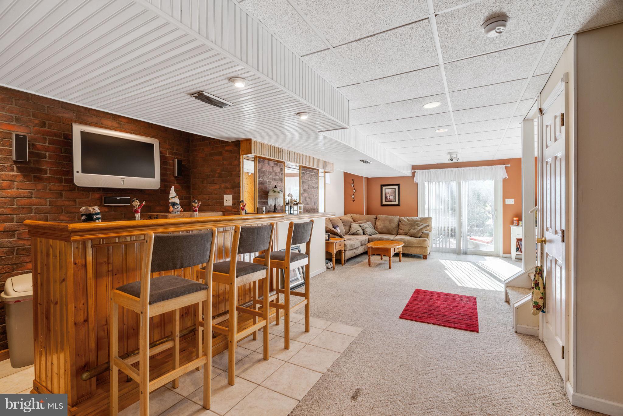 COUNTRY ROADS - Residential