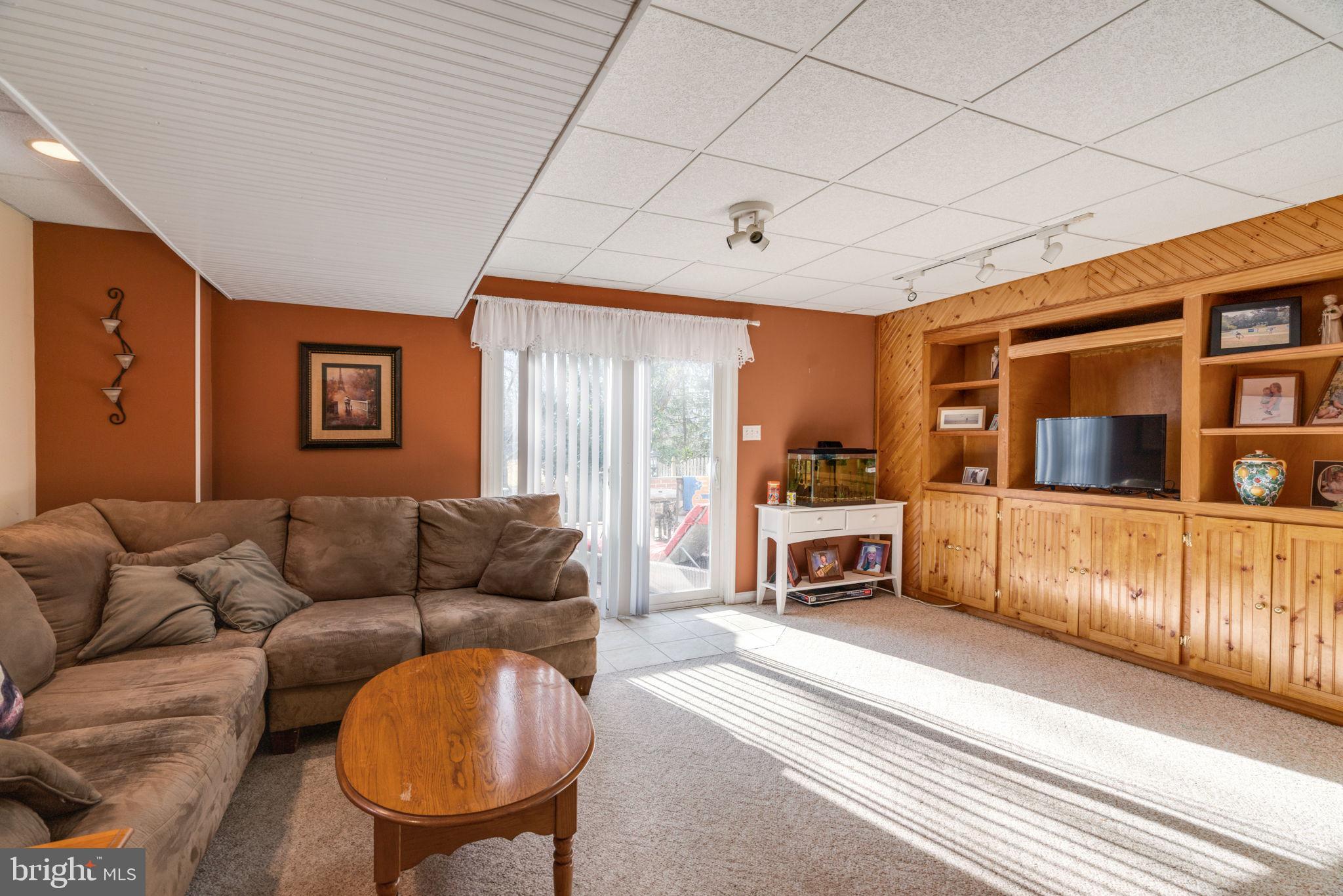 COUNTRY ROADS - Residential