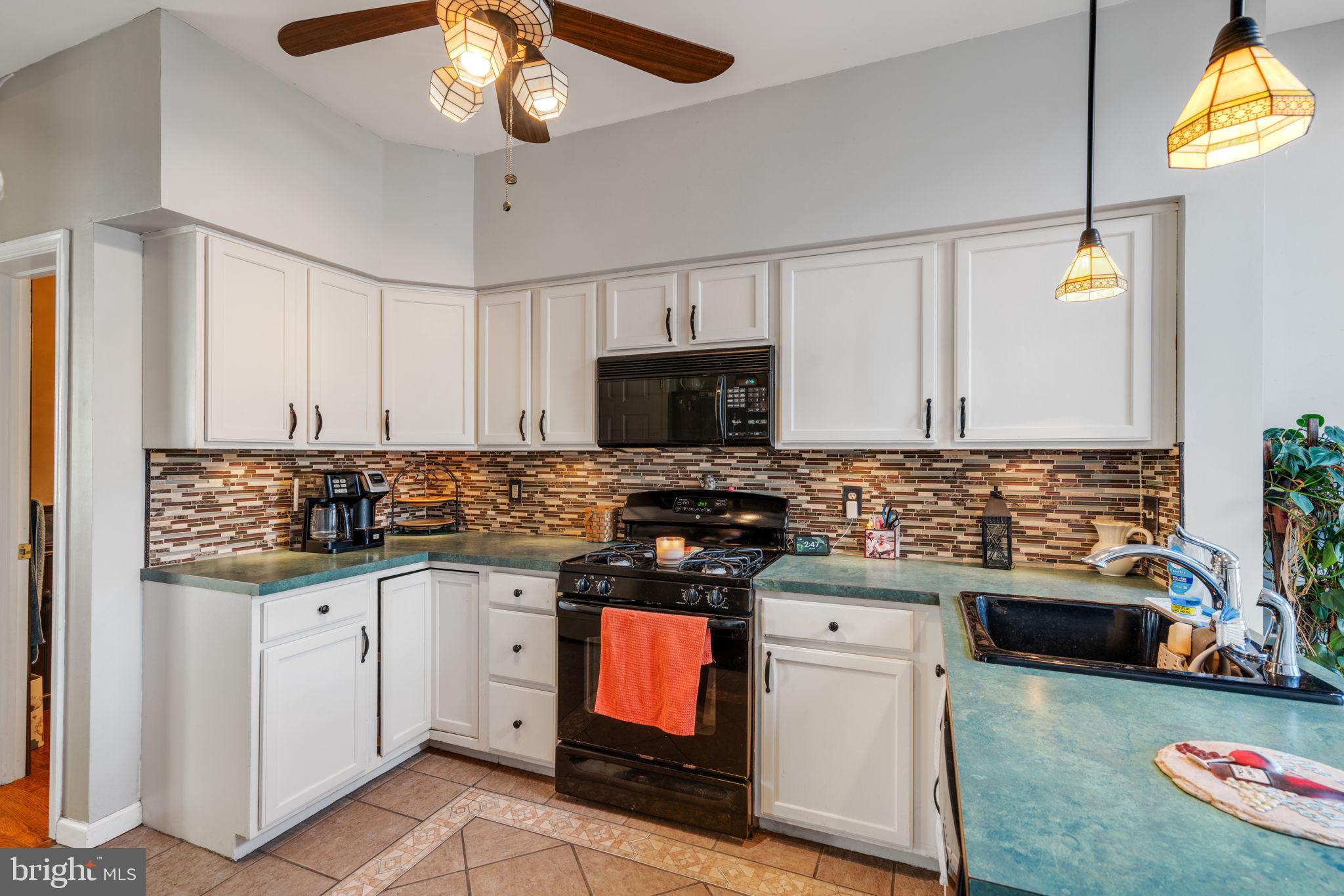 COUNTRY ROADS - Residential