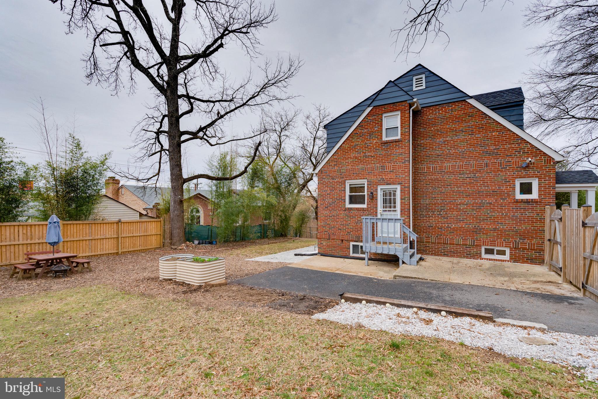 RIVERDALE - Residential