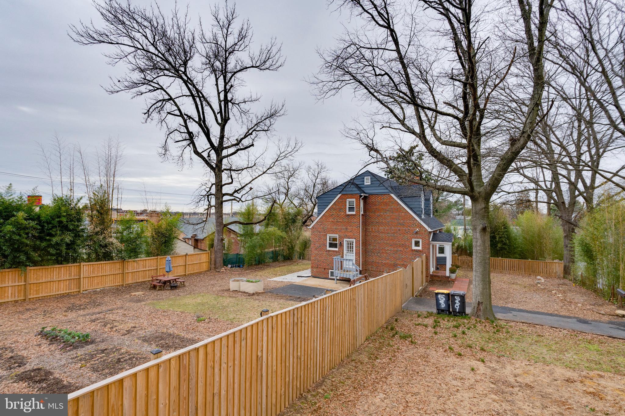 RIVERDALE - Residential