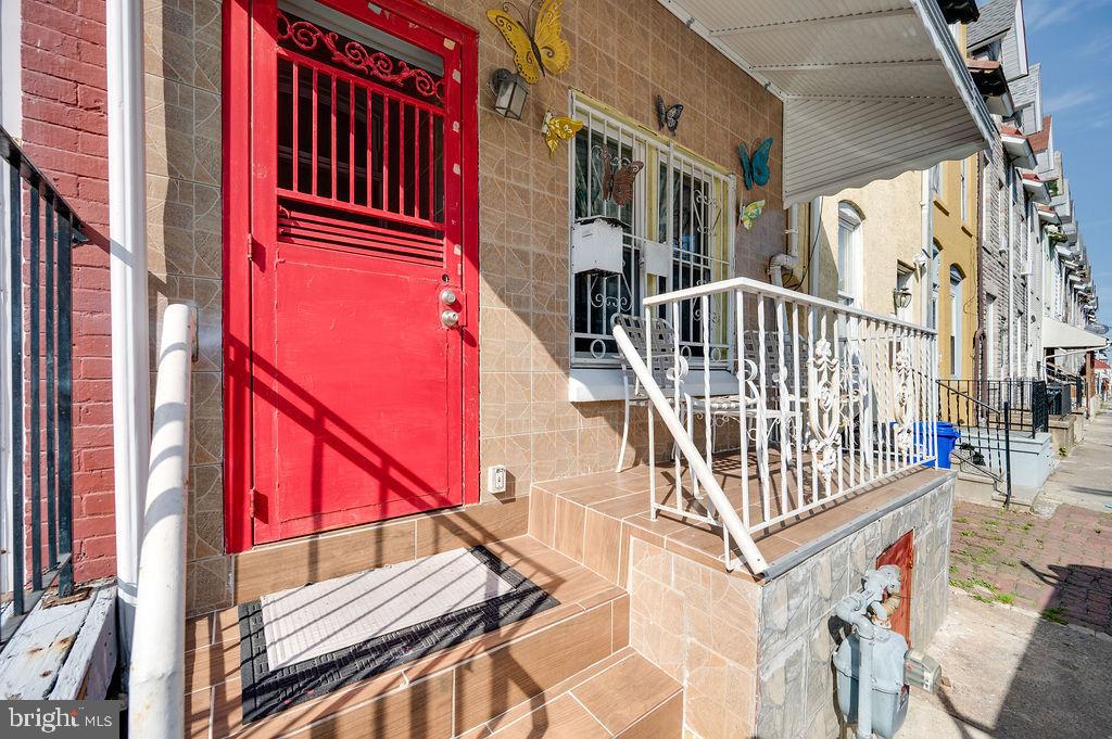 Welcome to 512 Locust St! This 4 bedroom home has been well maintained and is ready for its next owner. A large living room, 4 bedrooms, 1.5 bathrooms, and all gas utilities are only the beginning of what this home has to offer. Whether you are looking for a home for yourself or an investment property this is the home with limitless potential. Bring your ideas to life in a property that has great bones. Contact us to schedule your private showing today!