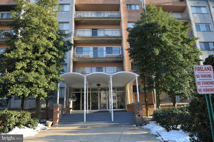 Conveniently located 2 Bedroom condo, newly painted, new hardwood floor, new bathroom and kitchen updates.  Close to Landmark mall, shopping plaza, restaurants and bus transportation.  Near Pentagon, Seminary Brac  Center and Close to I-395.  Renovated condo