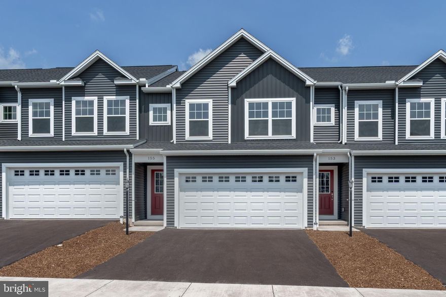 NEW CONSTRUCTION in Grays Pointe!