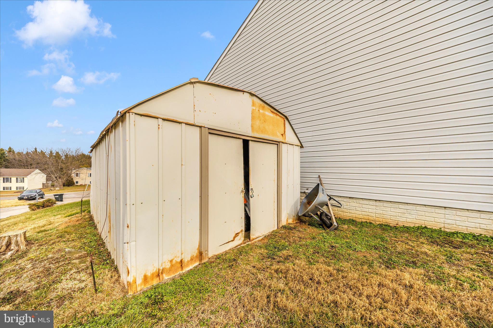 WHISPERING HILLS - Residential