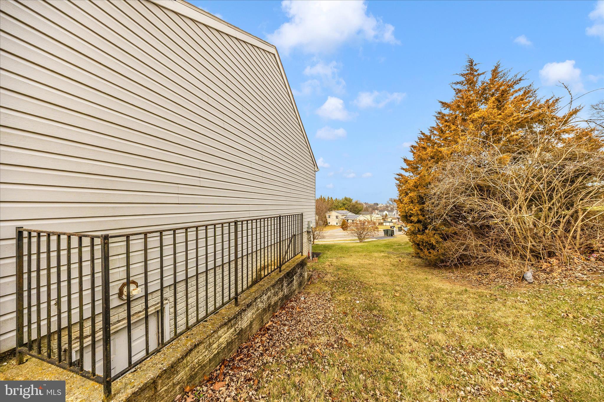 WHISPERING HILLS - Residential