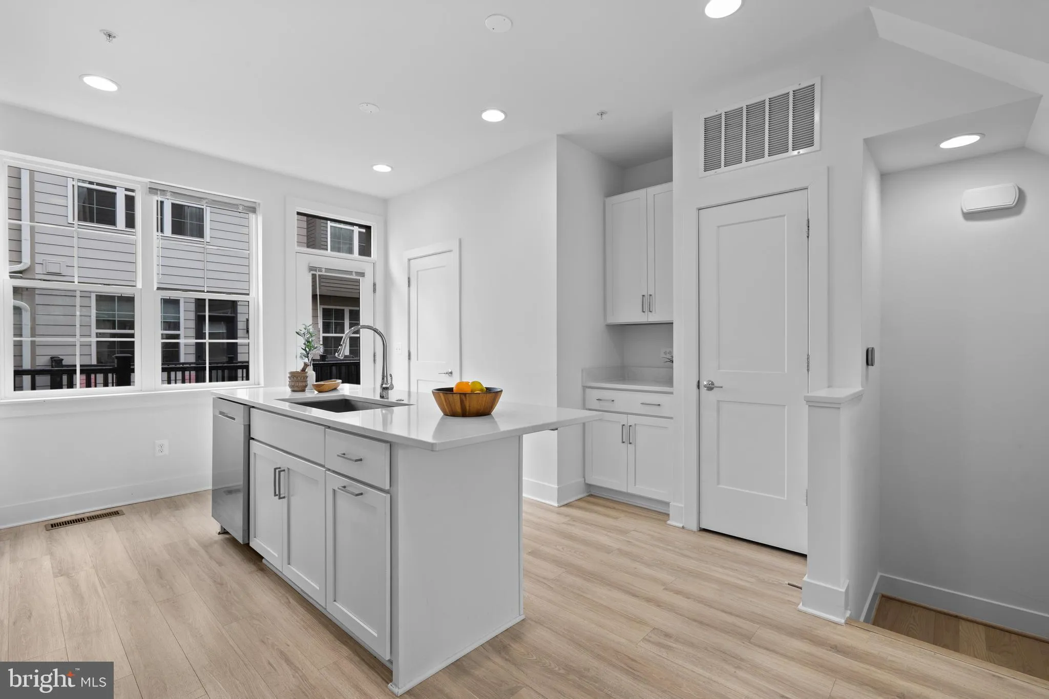 Falls Church, Virginia 22042, United States, 3 Bedrooms Bedrooms, ,4 BathroomsBathrooms,Residential,Active,7977