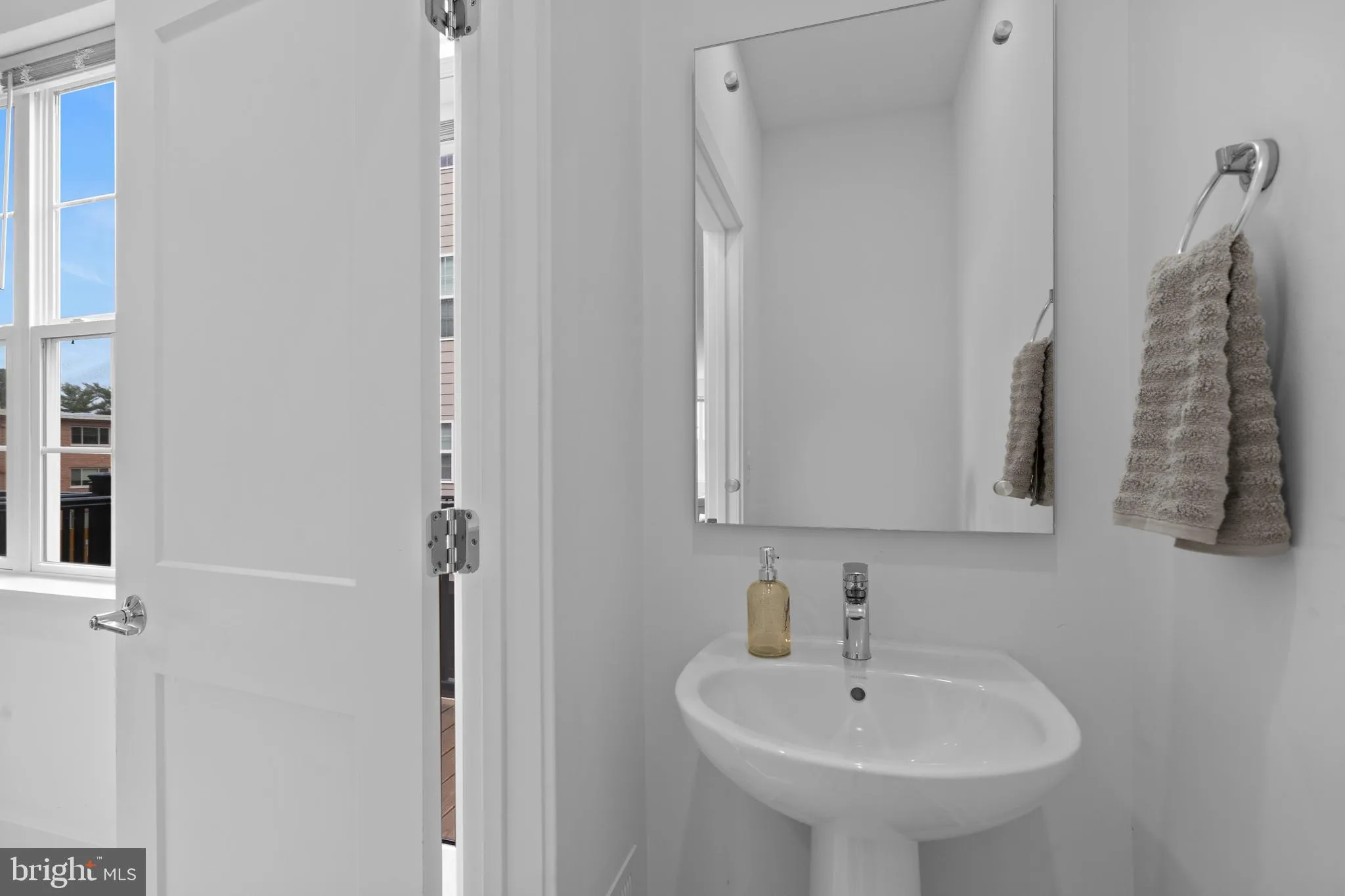 Falls Church, Virginia 22042, United States, 3 Bedrooms Bedrooms, ,4 BathroomsBathrooms,Residential,Active,7977