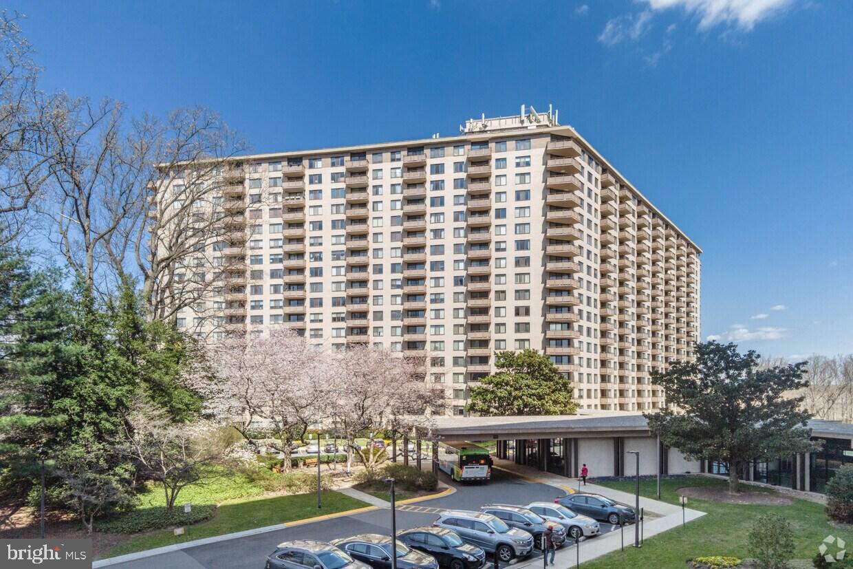 PROMENADE TOWERS - Residential