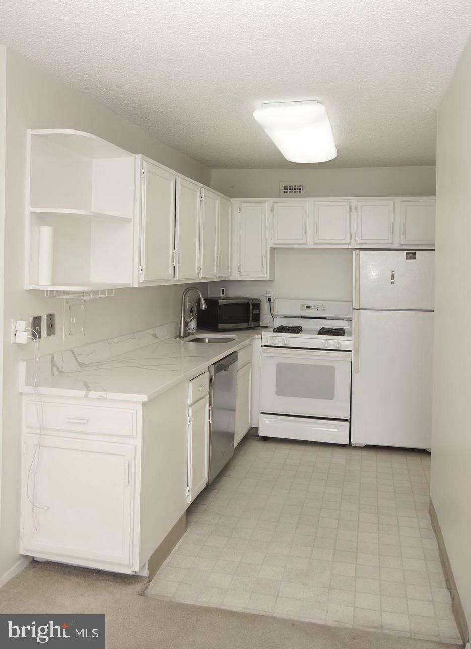 PROMENADE TOWERS - Residential