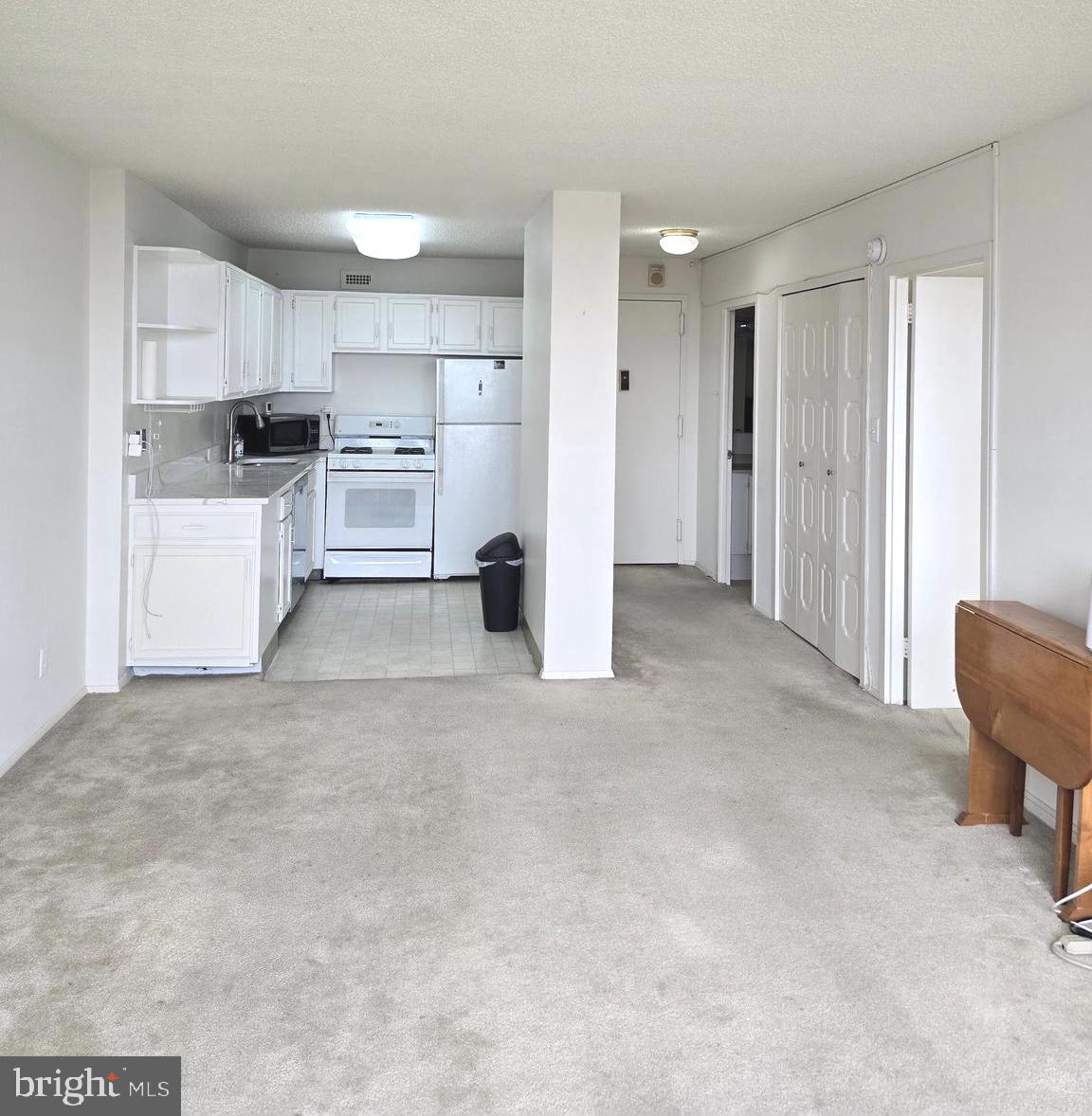 PROMENADE TOWERS - Residential