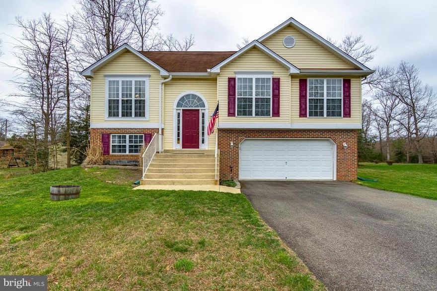 Pack  your bags! This 4 BR 3 BA split foyer shows like a model! Fall in love when you walk in the door...from the open floor plan to the spacious bedrooms..this home won't disappoint. Deck off back overlooking level backyard is the perfect place for BBQing. 2 car garage, end of cul-de-sac, no HOA...this one won't last long!