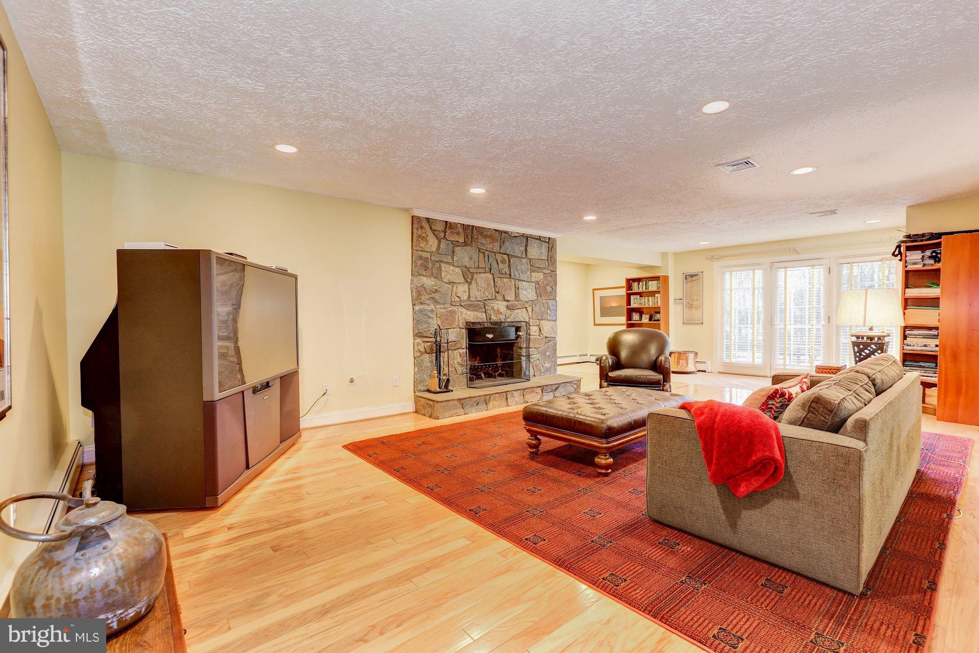 POTOMAC OUTSIDE - Residential