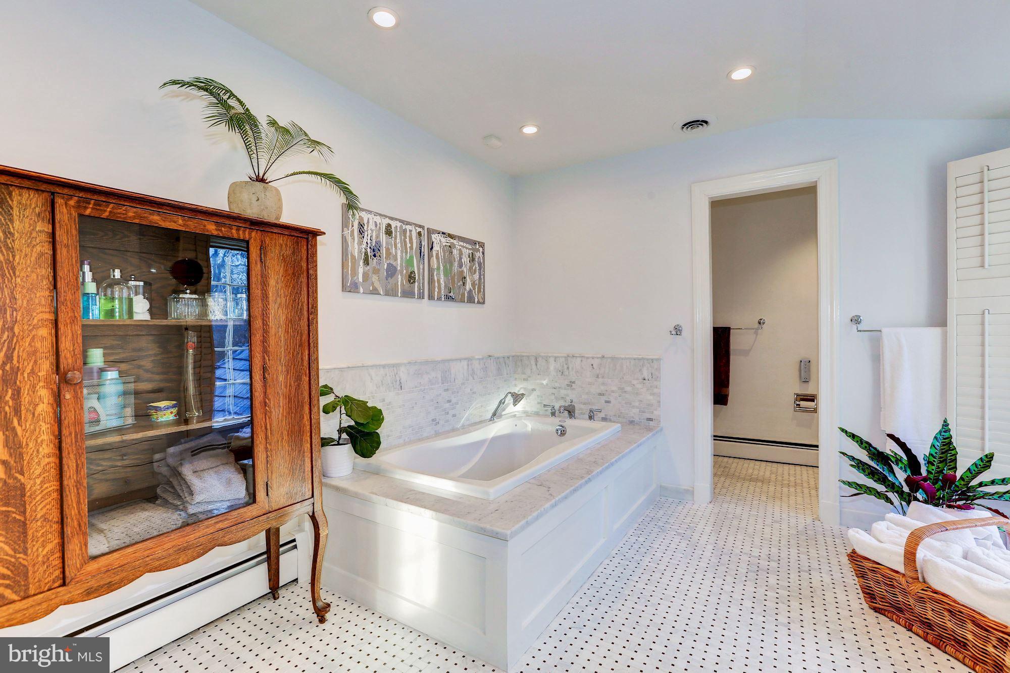 POTOMAC OUTSIDE - Residential