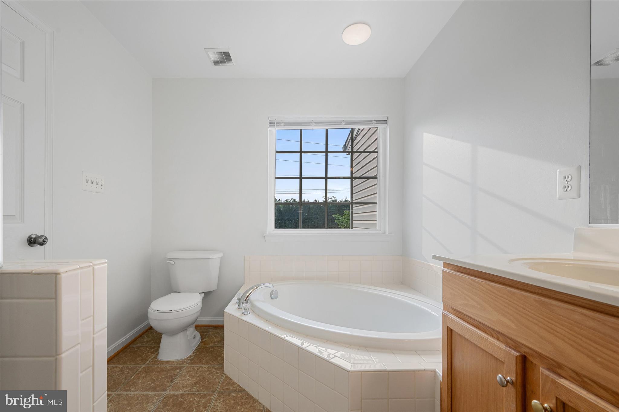 COLONIAL HILLS - Residential