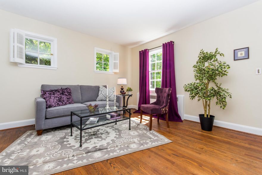 Freshly painted 3 bedroom semi-detached 3 blocks from the Homeland Lakes. The kitchen boasts corian counters, stainless steel appliances and hardwood floors. The living room features a fireplace and lots of natural light. There's a lower level rec. room, a 1-car gar., CAC, a front porch and a level landscaped lot. Walking distance to all the shops at Belvedere Square. Home Warranty included.