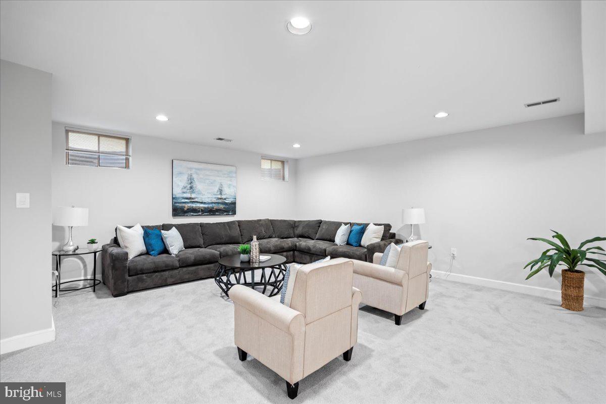 ENGLISH OAKS - Residential