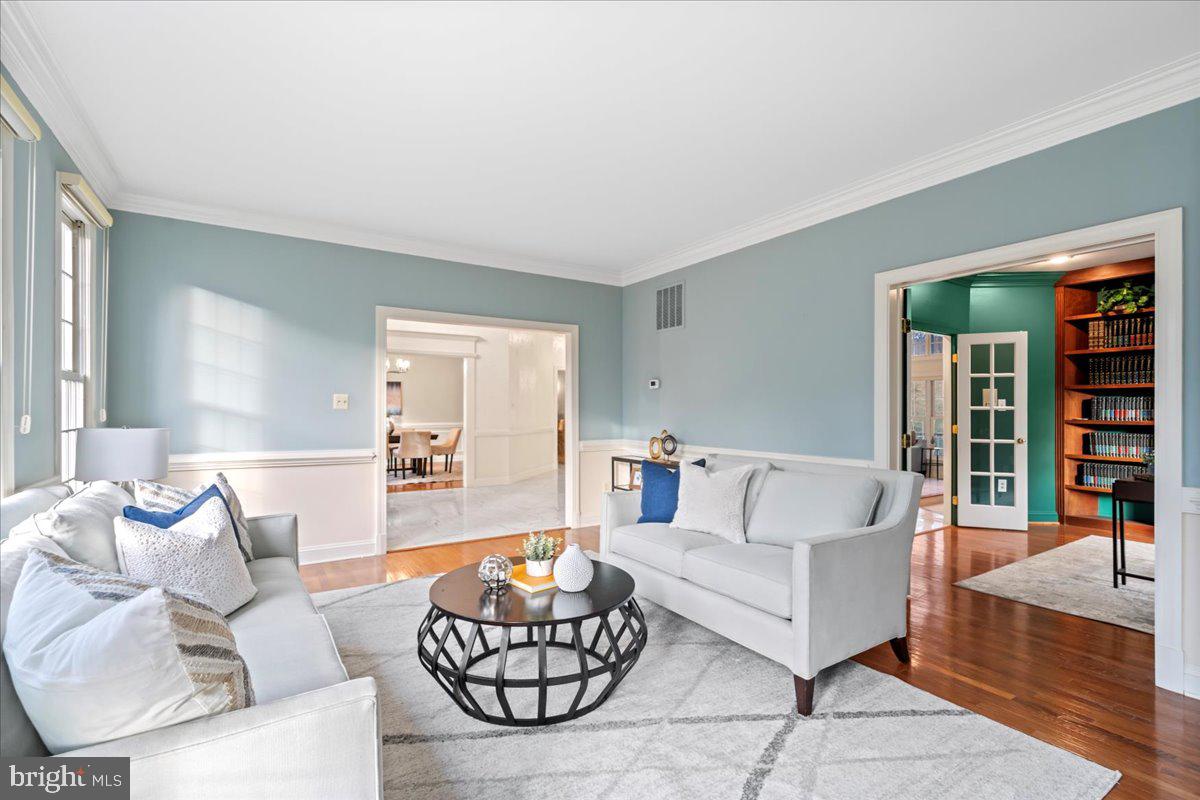 ENGLISH OAKS - Residential