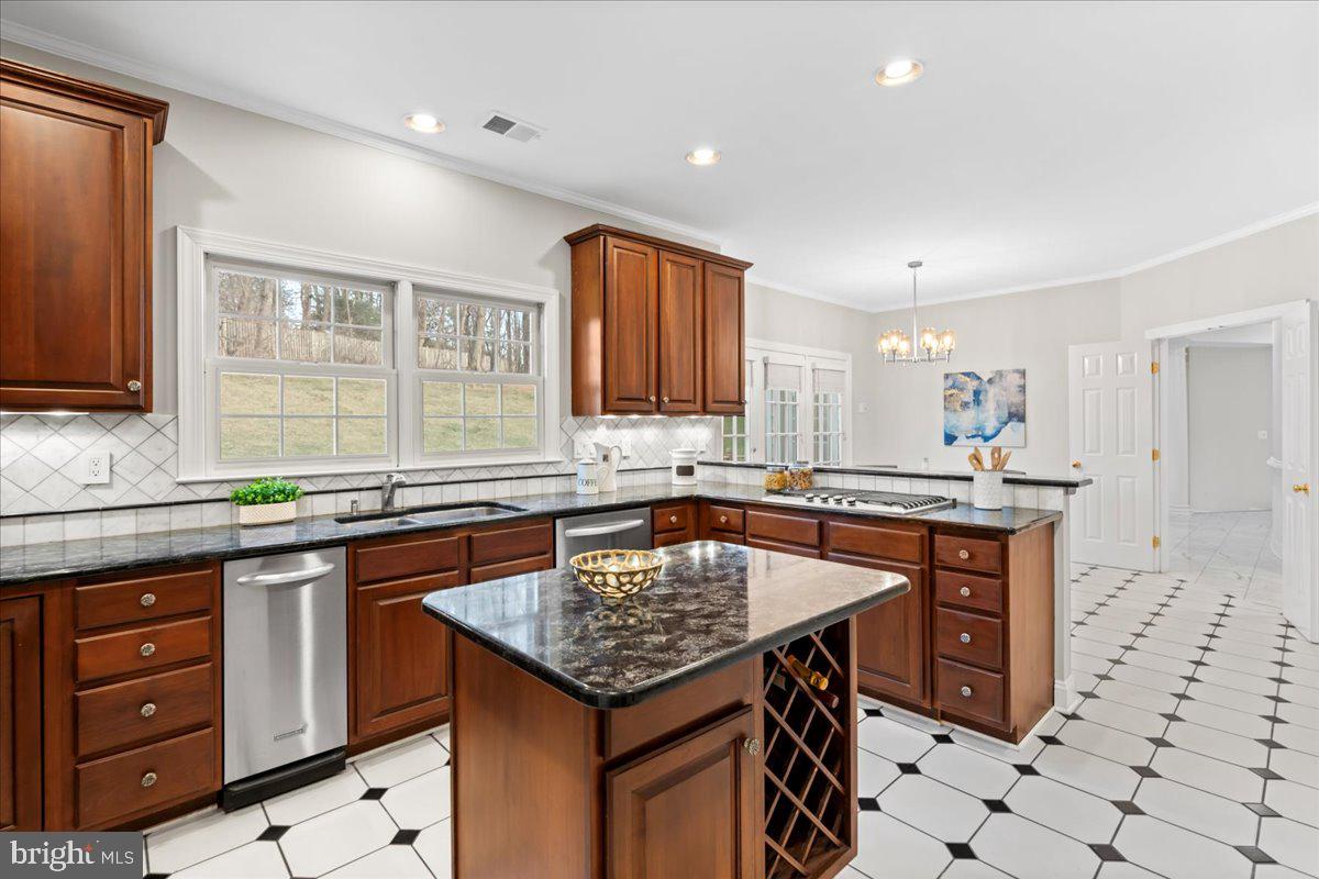 ENGLISH OAKS - Residential