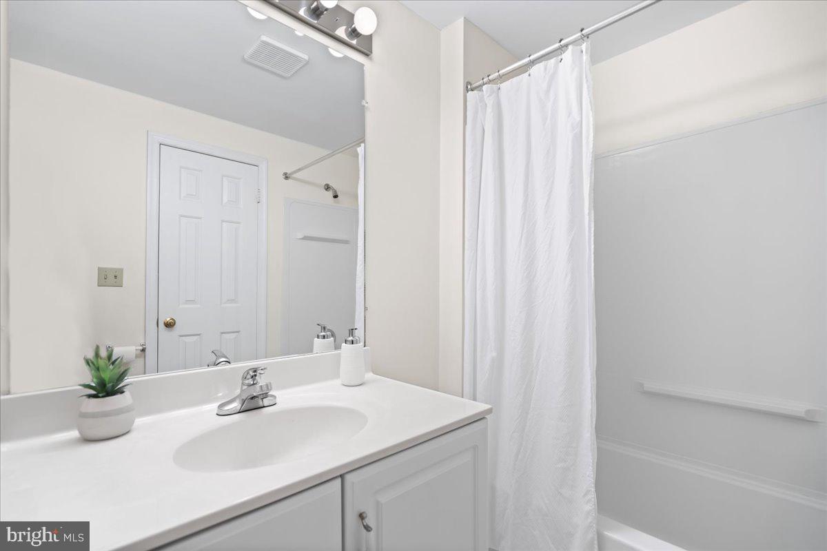 ENGLISH OAKS - Residential