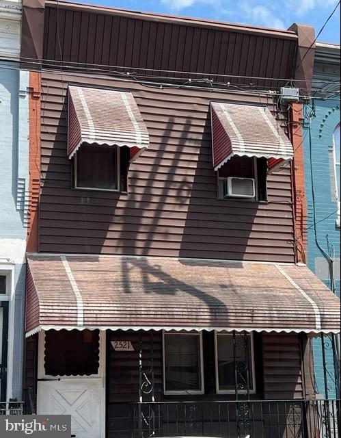 This could be a great starter home or investment 3 BR 1 Bath property. Roomy. There are currently tenants on a m-m lease. property can be delivered empty. Tenants are up to date with rent.