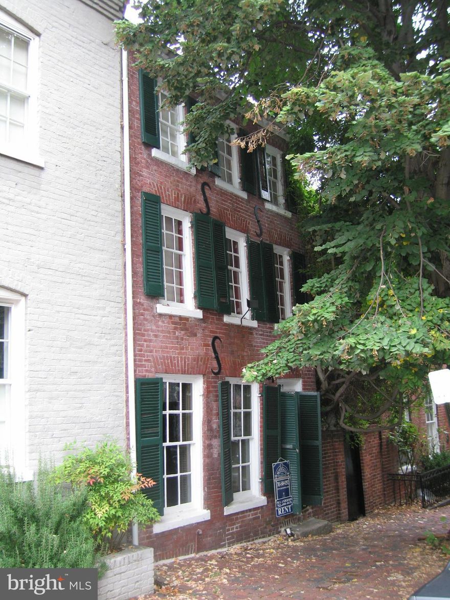 QUAINT 200 YEAR OLD HISTORIC BRICK TOWNHOUSE ON CAPTAIN'S ROW COBBLESTONES OF PRINCE STREET ONE BLOCK FROM THE WATERFRONT WITH ALLEY ACCESS TO BRICK PATIO AND GARDEN. FIREPLACES ARE DECORATIVE; NO SMOKING. 1 PET CASE BY CASE 25 LBS OR LESS WITH A DEPOSIT. NO MORE THAN 2 INCOMES TO QUALIFY.