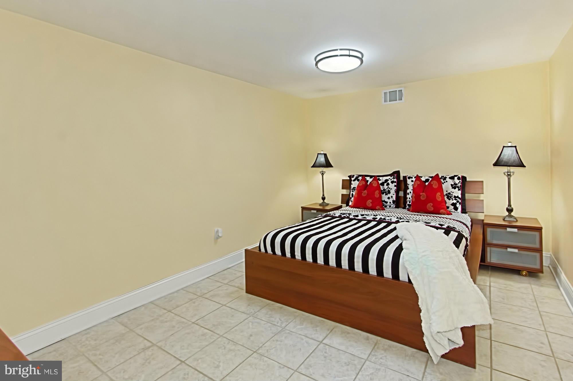 PIMMIT HILLS - Residential Lease