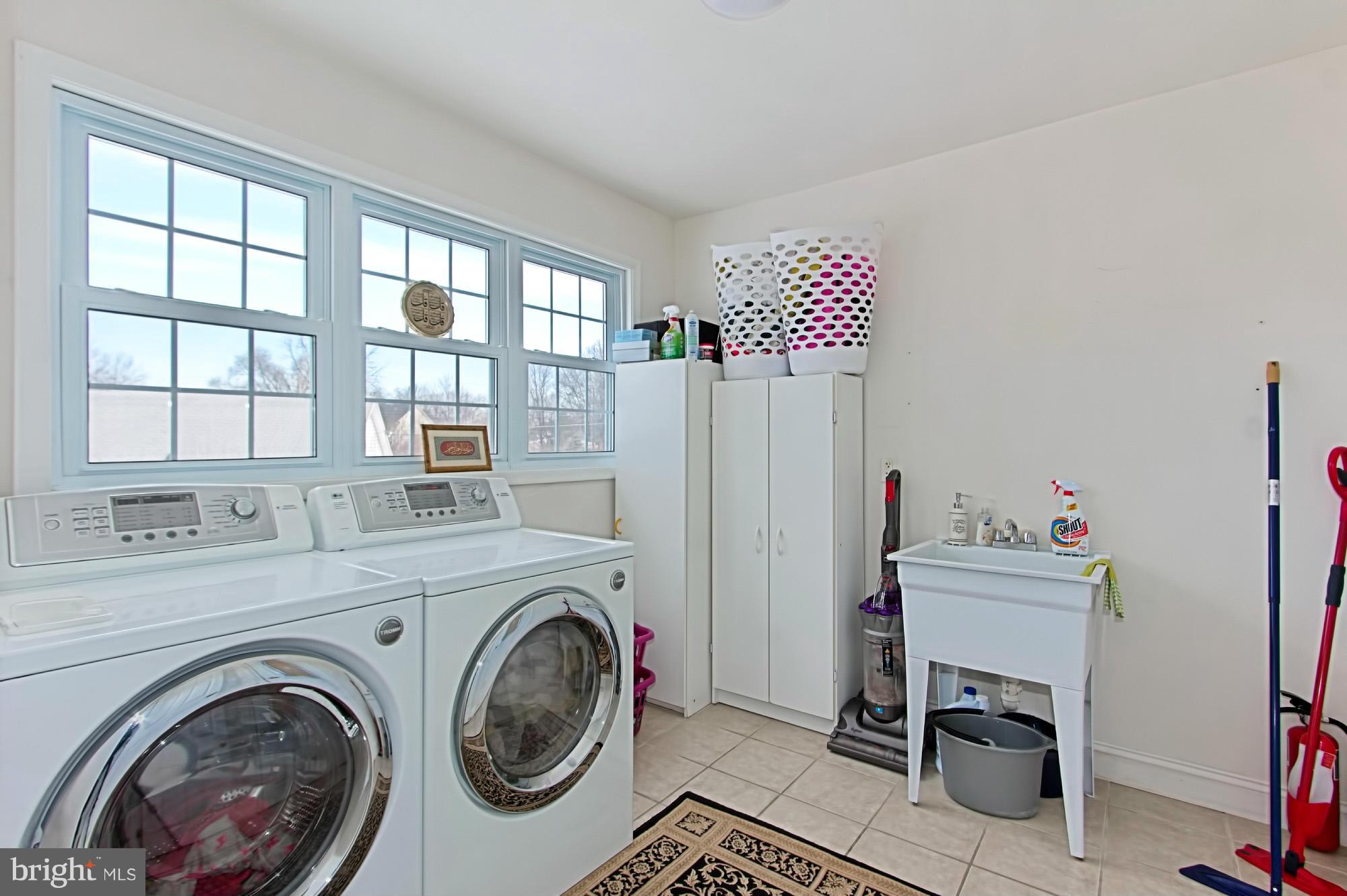 PIMMIT HILLS - Residential Lease