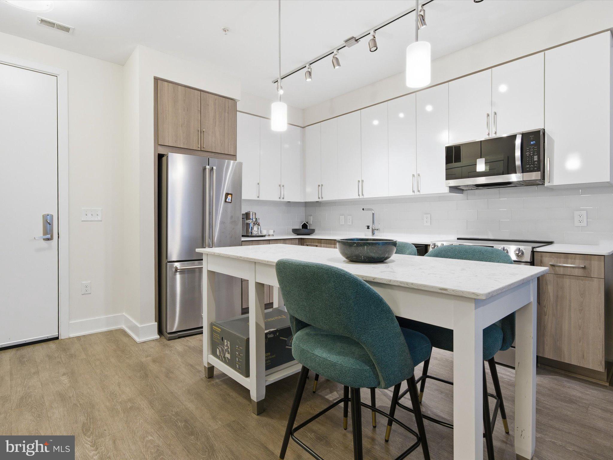 145 RIVERHAVEN DRIVE 214