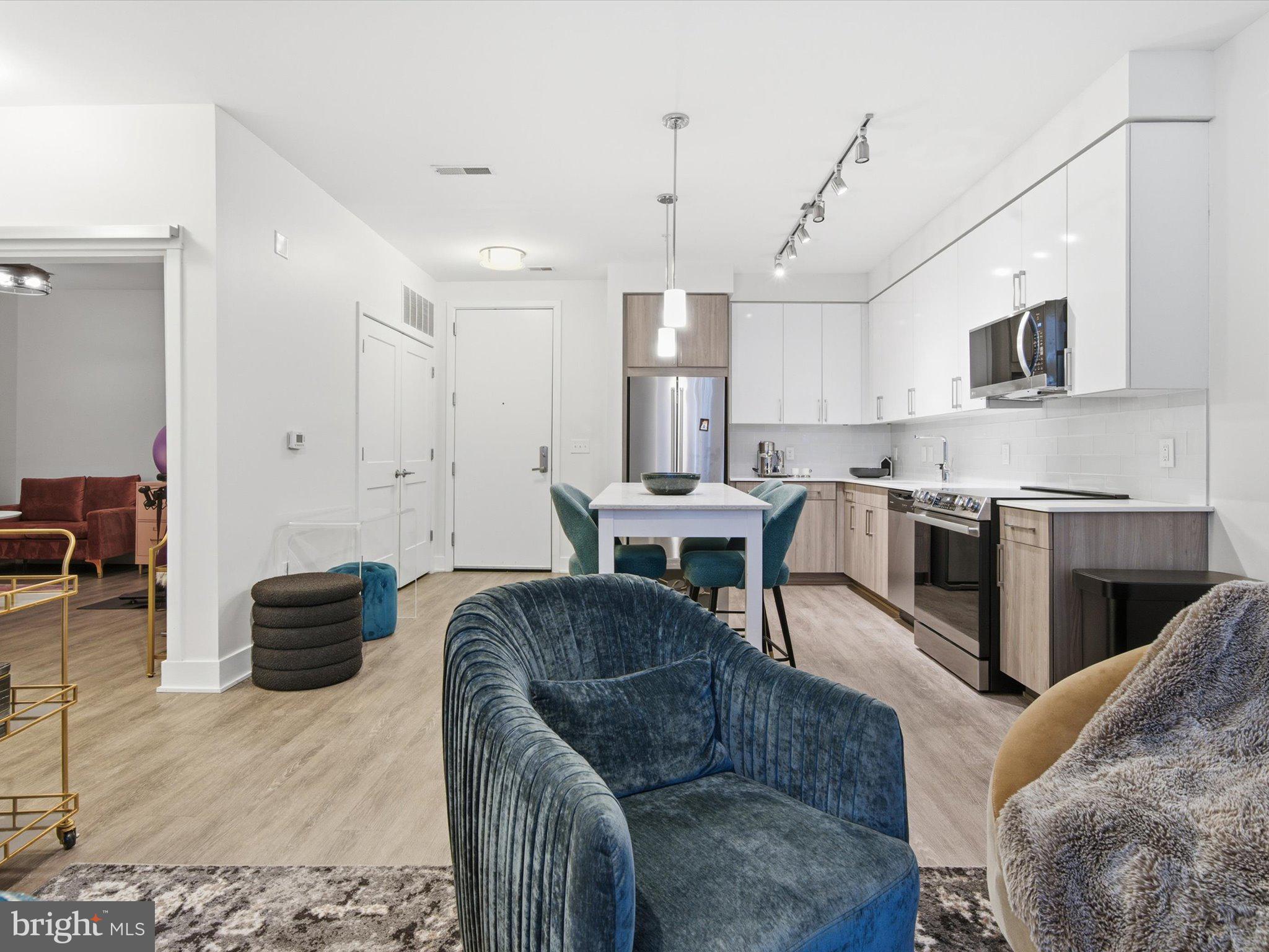 145 RIVERHAVEN DRIVE 214