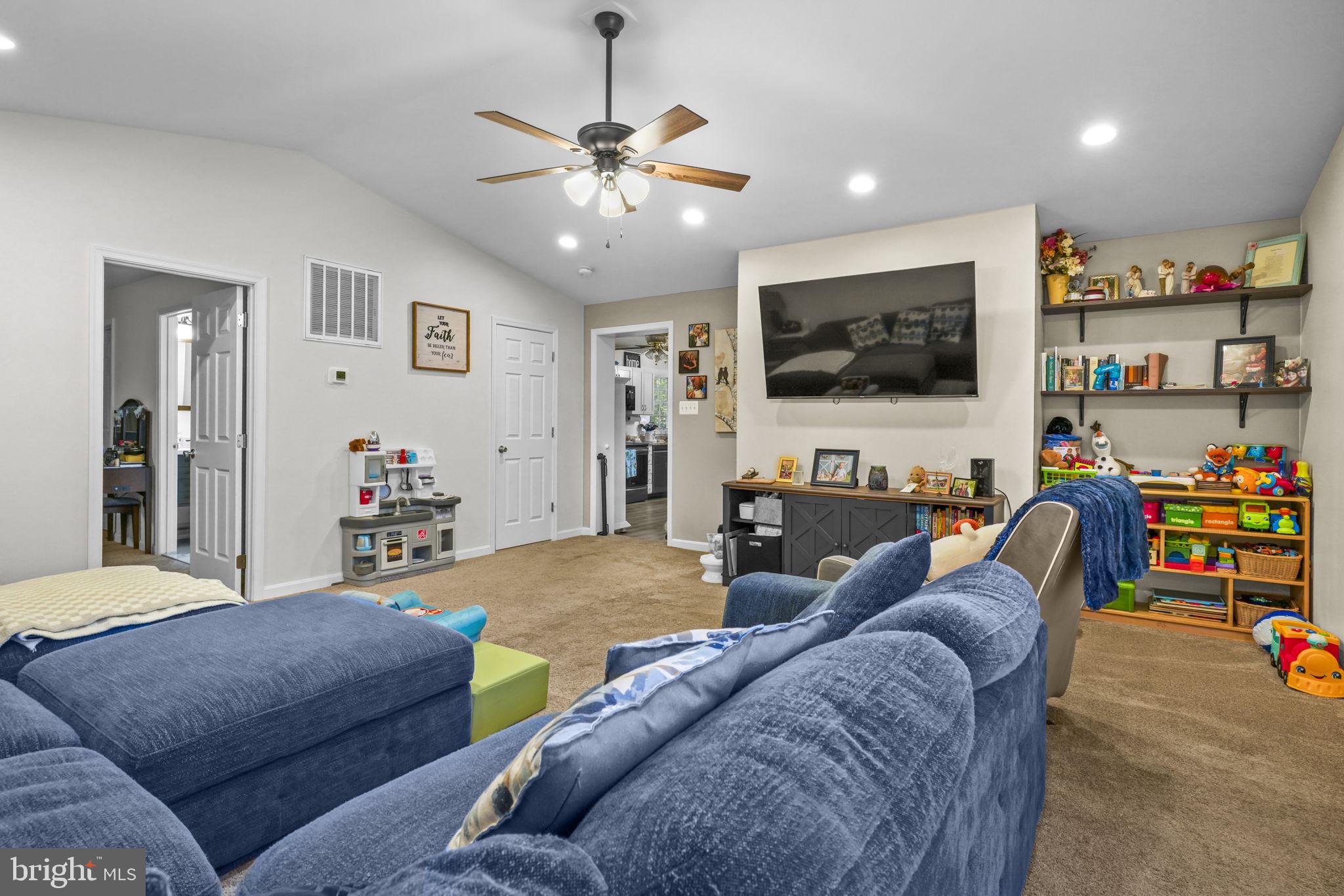 COUNTRY LAKES - Residential