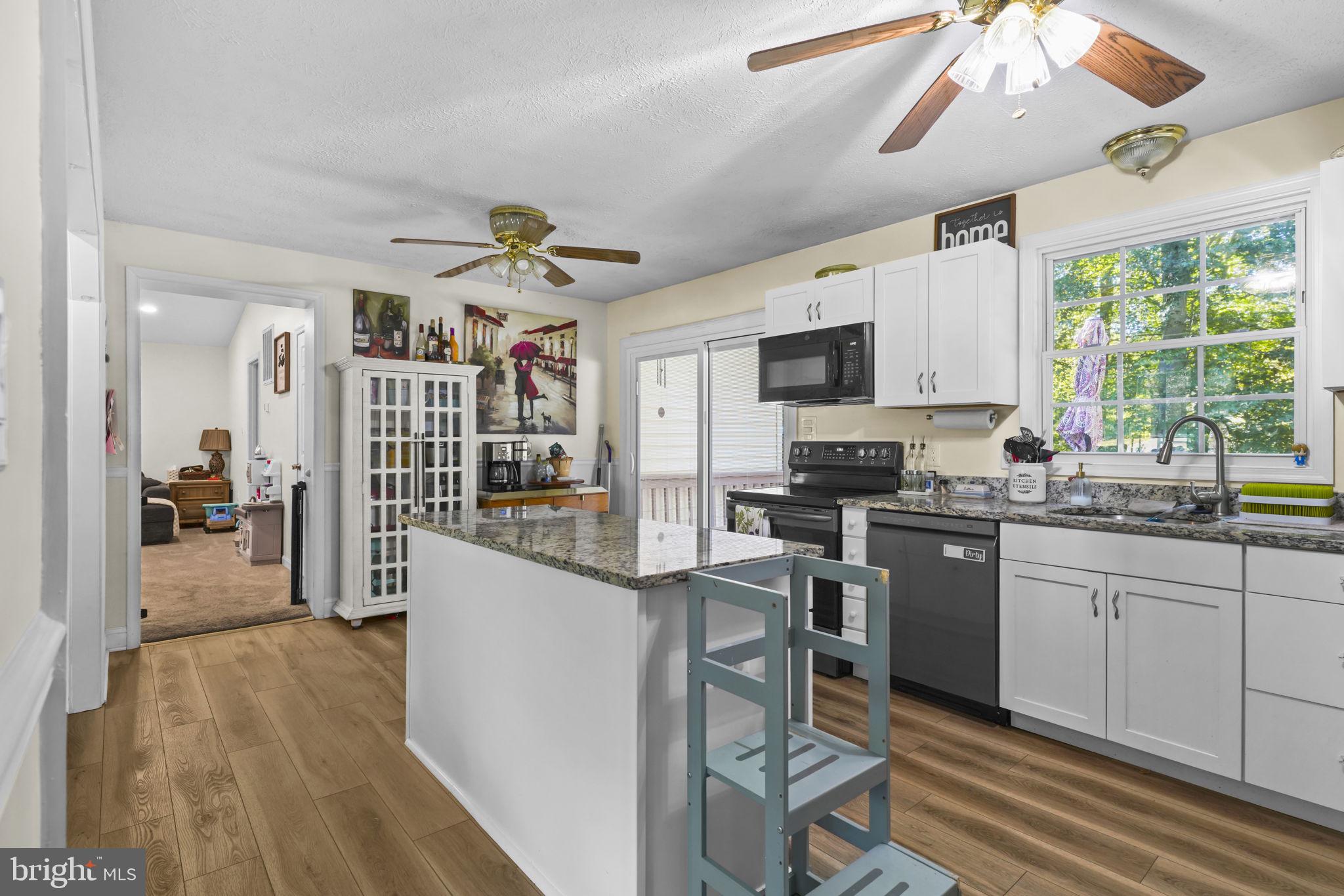 COUNTRY LAKES - Residential