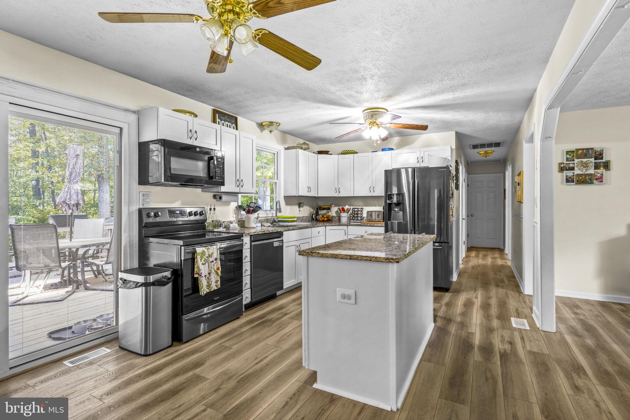 COUNTRY LAKES - Residential