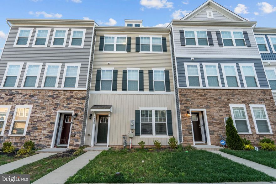 Excellent 3 level town home with 3 bedrooms,2.5 baths, 2-car garage.2254 sq feet of living space! Kitchen includes Granite counters ,Maple Cabinetry & stainless steel appliances.Hardwood floors on entire main living level.Large master Bedroom with ceramic bath features dual vanities,Granite counter tops in both the Bathrooms and large walk-in shower. Convenient laundry on bedroom level.