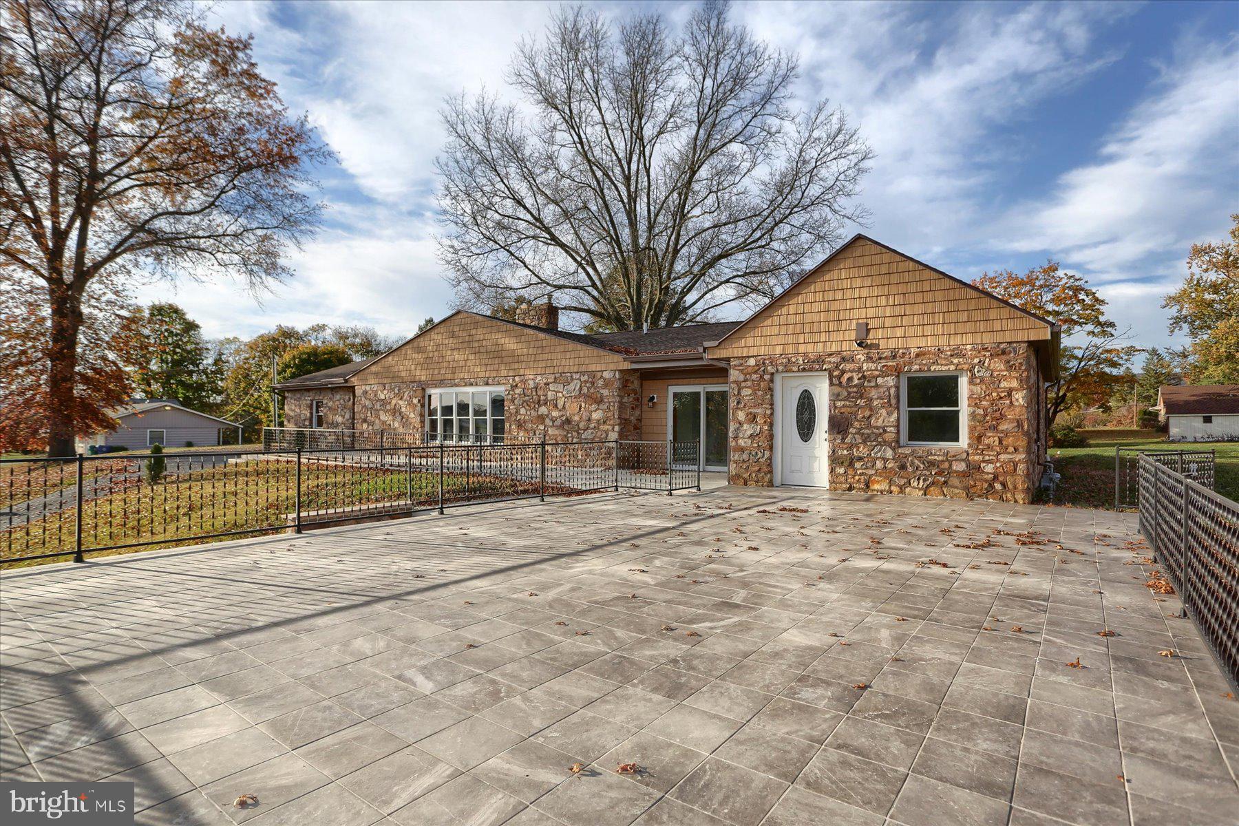 COLONIAL CREST - Residential