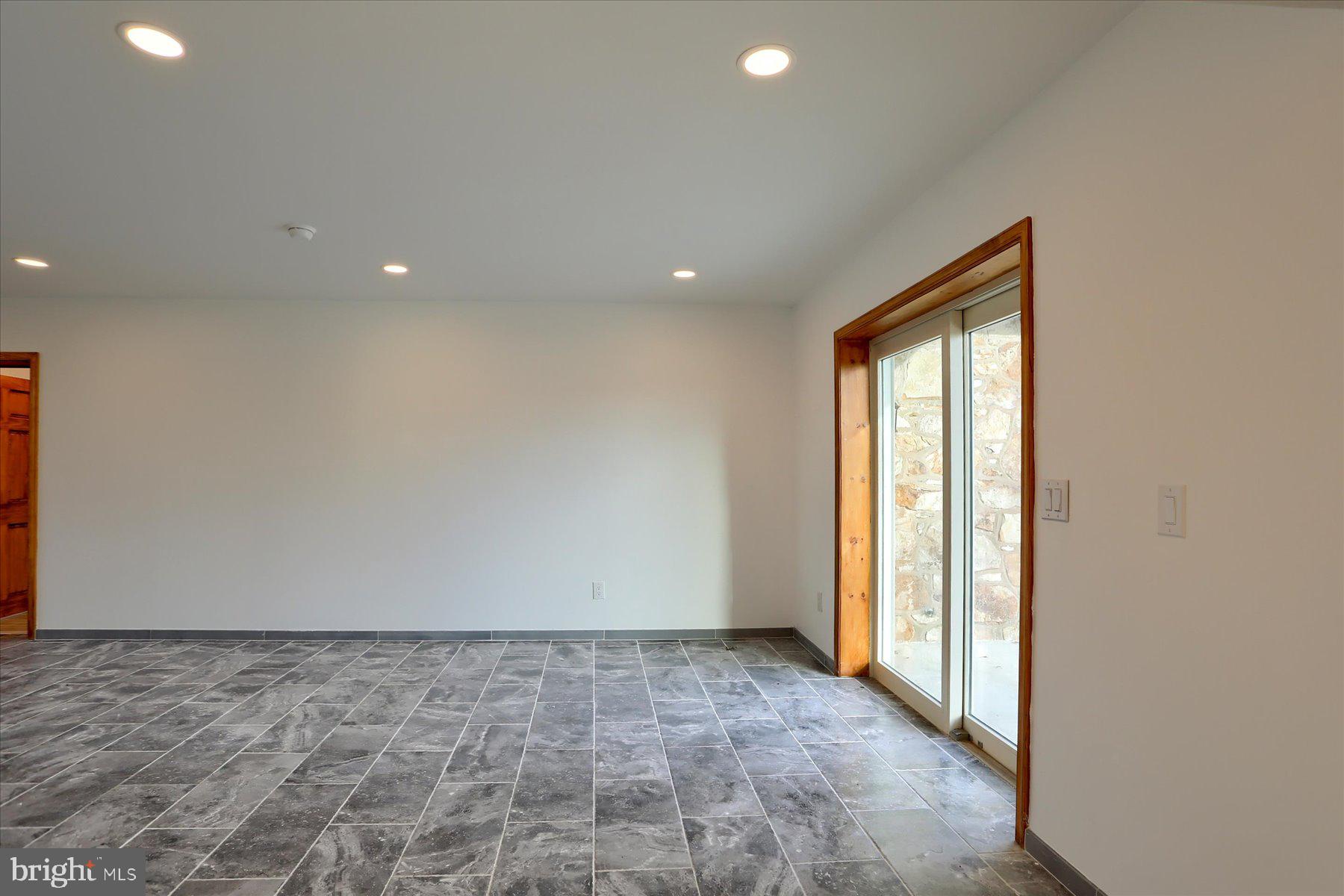 COLONIAL CREST - Residential