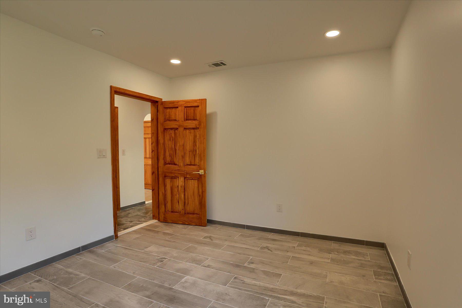 COLONIAL CREST - Residential