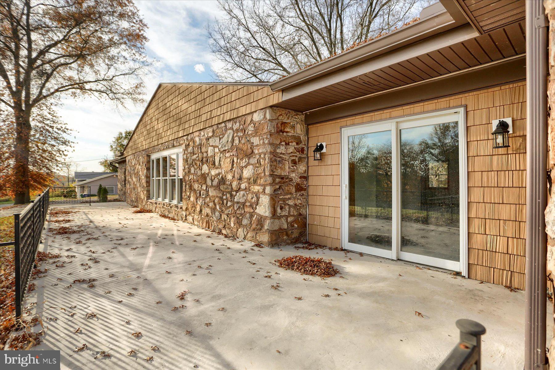 COLONIAL CREST - Residential