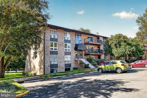Photo of 212 Locust Street SE #108, VIENNA, VA 22180 (MLS # VAFX2347384)