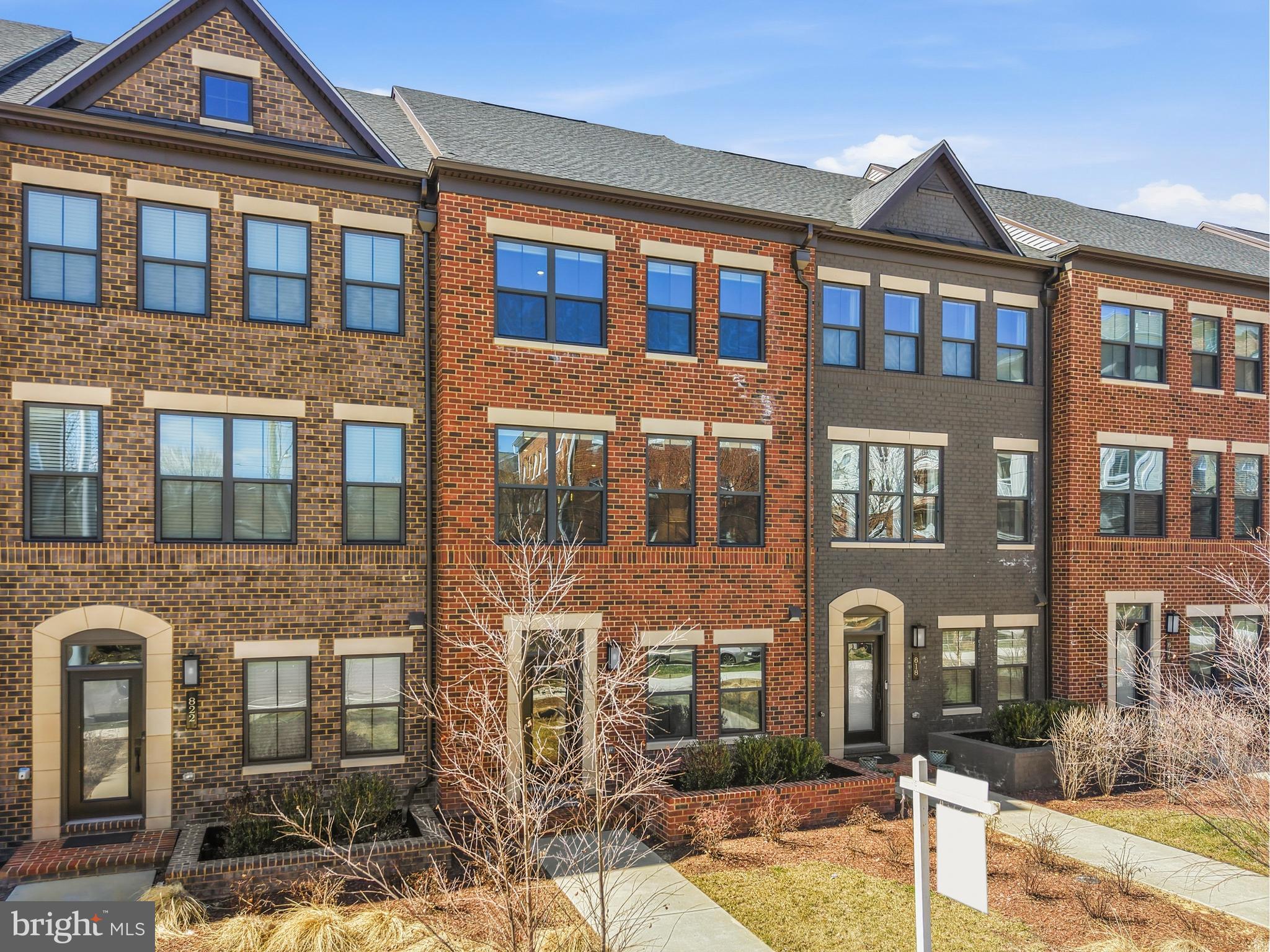 820 S GREENBRIER STREET