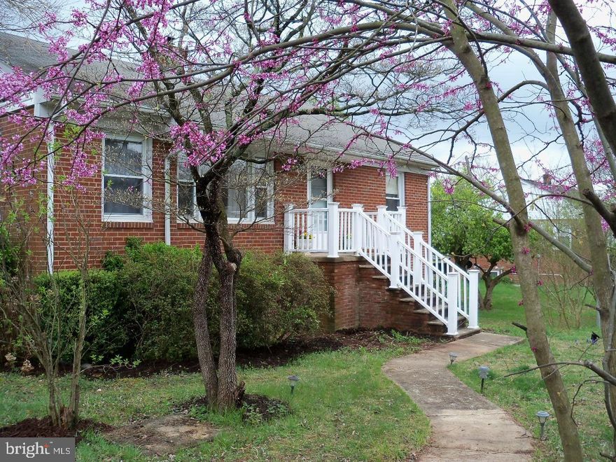 COZY RAMBLER ON .66 ACRES WITH EASY ACCESS TO  WARRENTON AND CULPEPER.  MATURE TREES AND IN A  QUIET NEIGHBORHOOD.  SOLD AS IS.