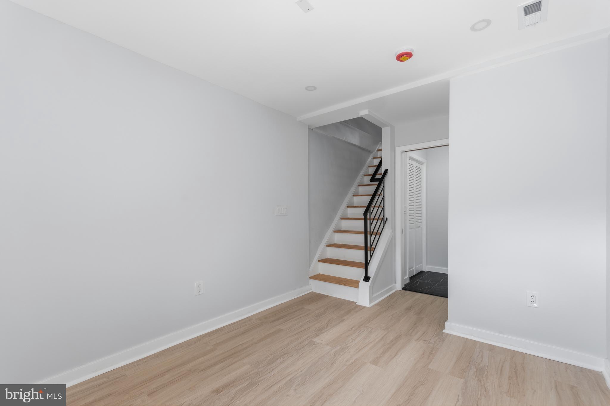 DICKENS SQ - Residential