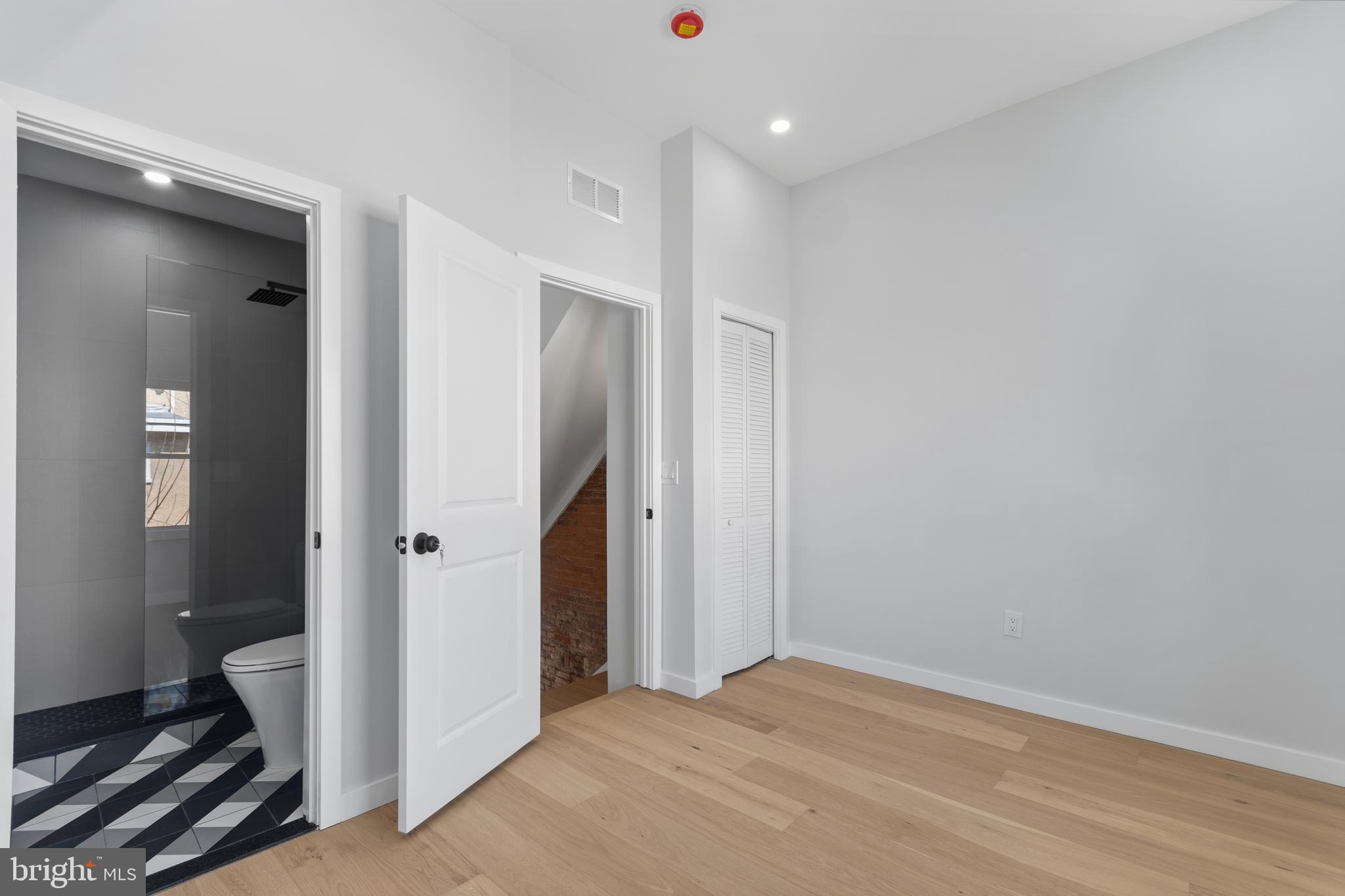 DICKENS SQ - Residential