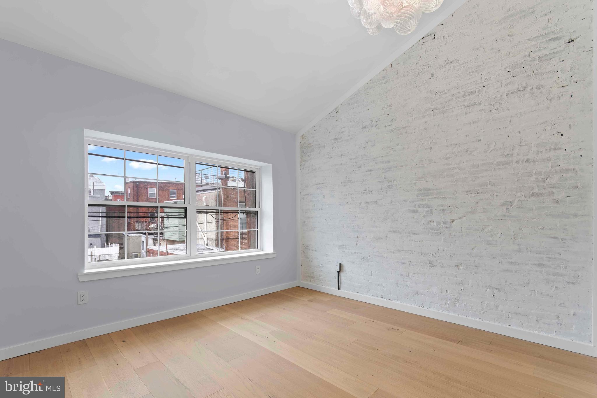 DICKENS SQ - Residential