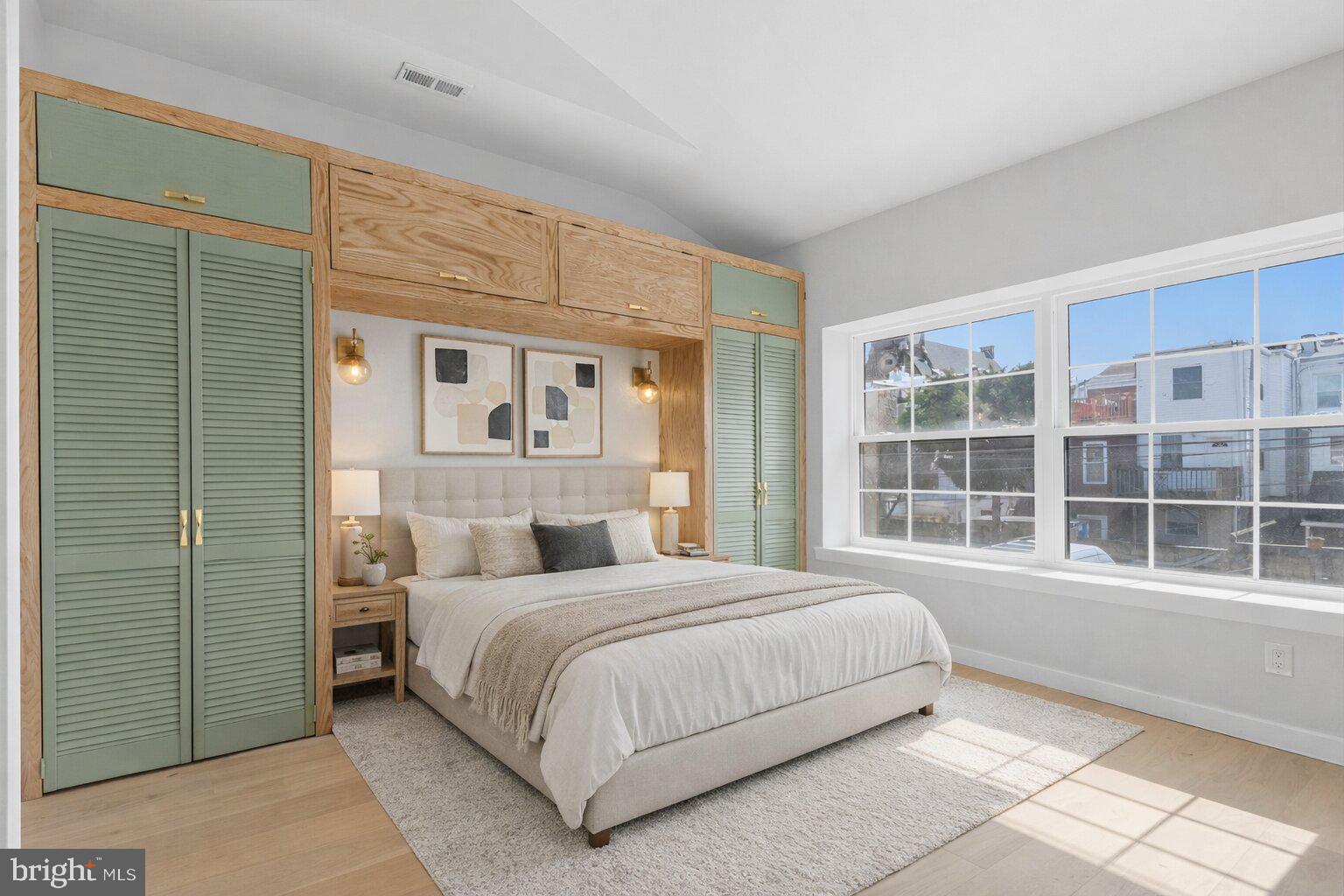 DICKENS SQ - Residential