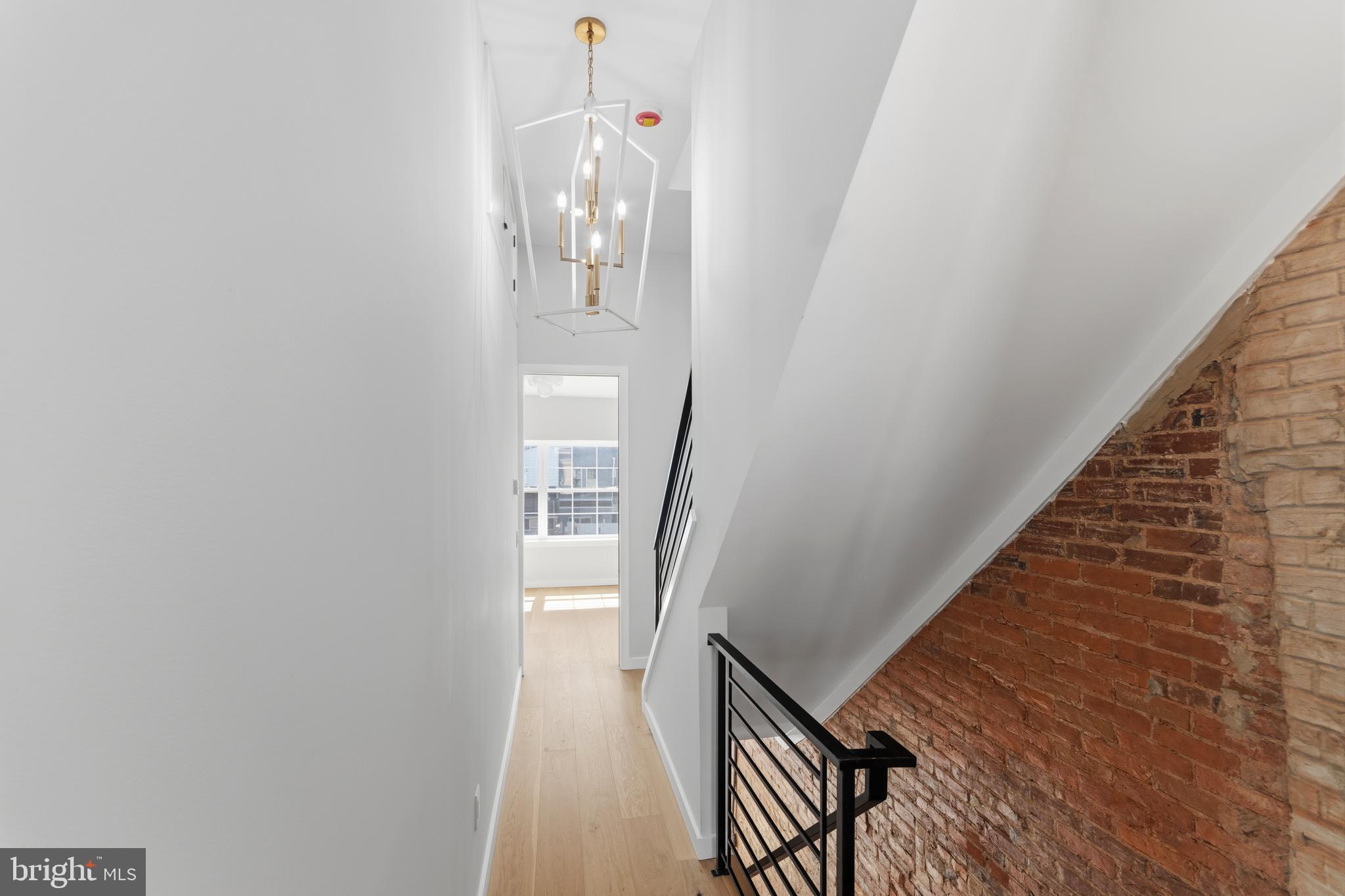 DICKENS SQ - Residential