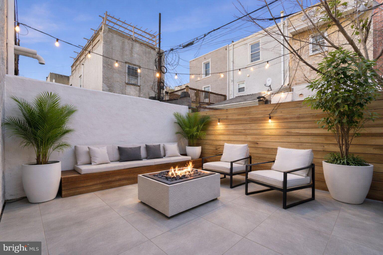 DICKENS SQ - Residential