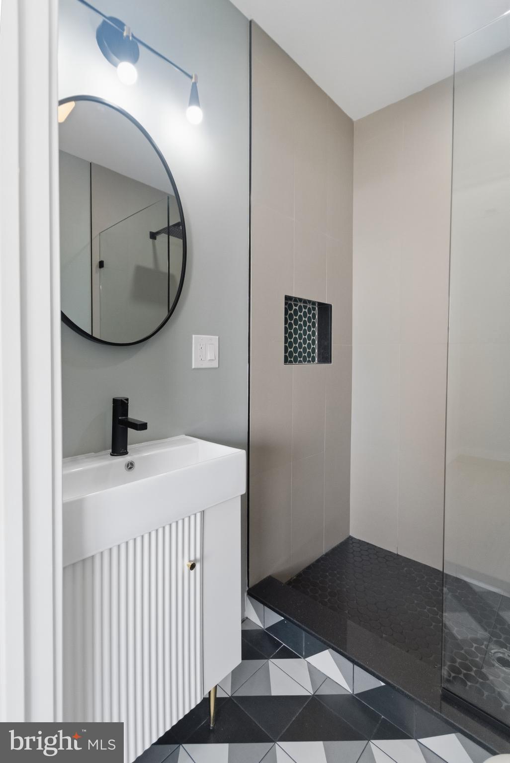 DICKENS SQ - Residential