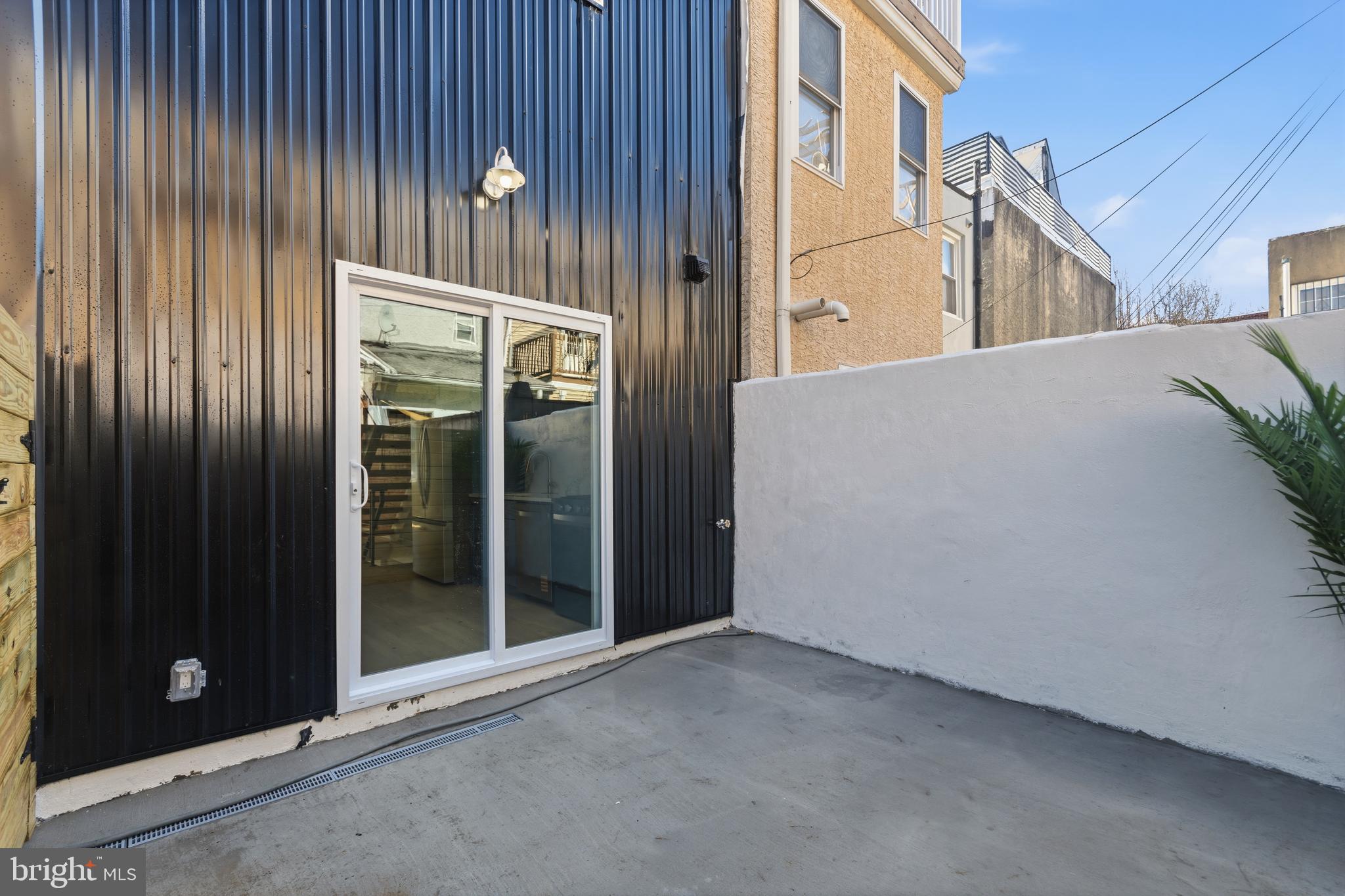 DICKENS SQ - Residential