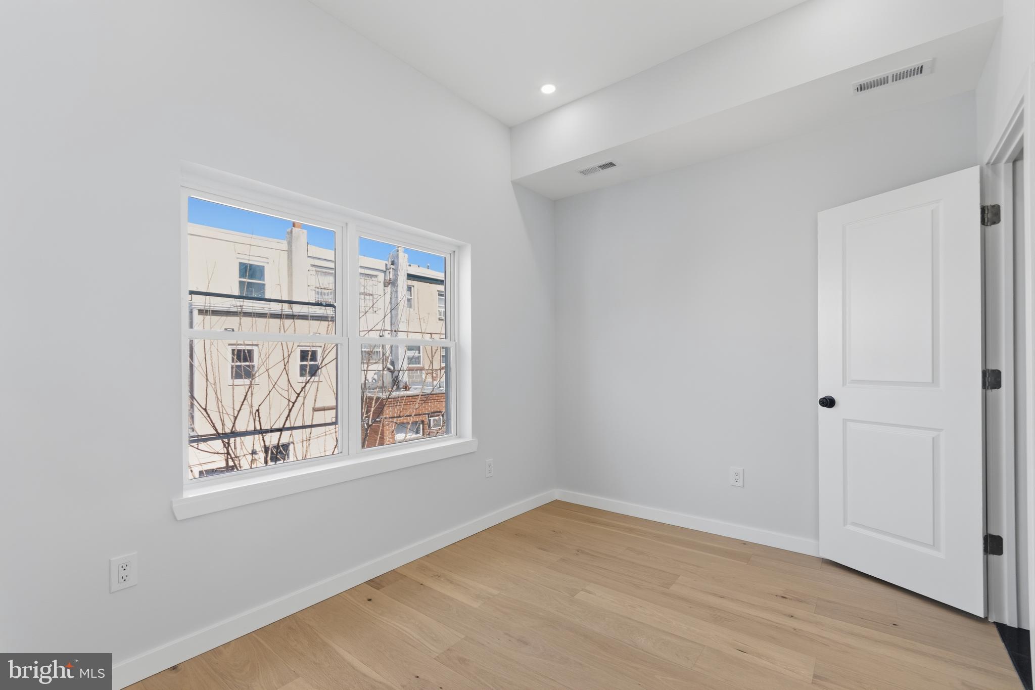 DICKENS SQ - Residential